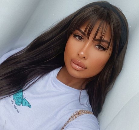 Helia Soltani modèle image