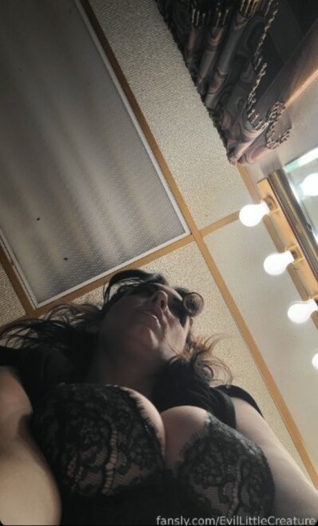 Evil Little Creature étoile nue photo