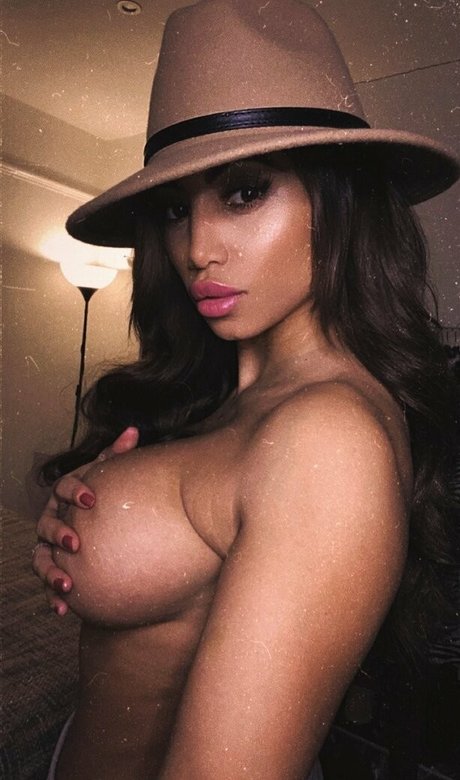 Kayleigh Morris modèle adulte images