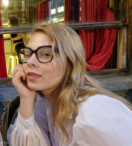 Sydney Poniewaz modèle nu images