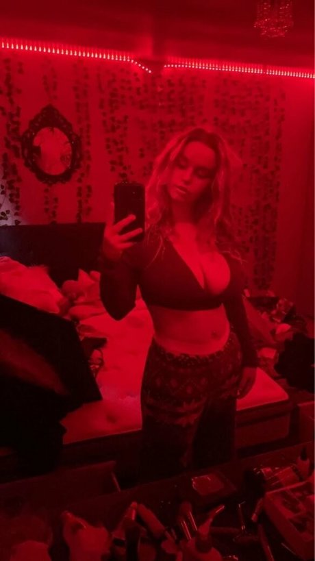 Hailey F étoile nue image