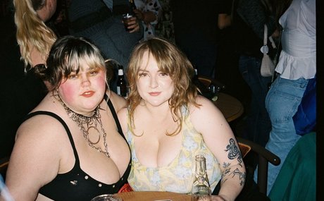 Cayley M star du porno parfaite image