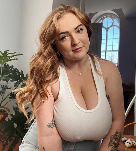 Cayley M modèle parfait des photos