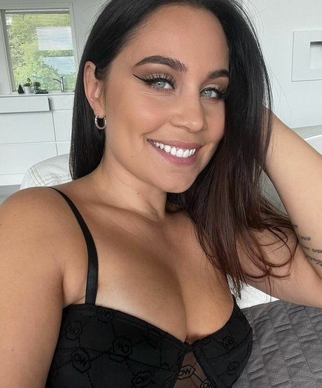 Anna Abreu modèle sympa img