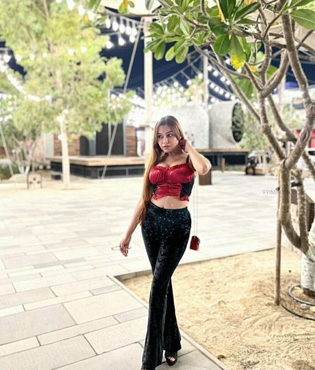 Simran Kaur Hundal actrice chaude image