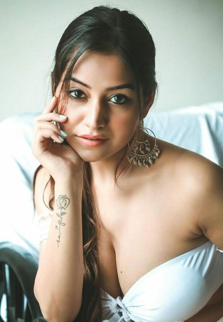 Simran Kaur Hundal art modèle galeries