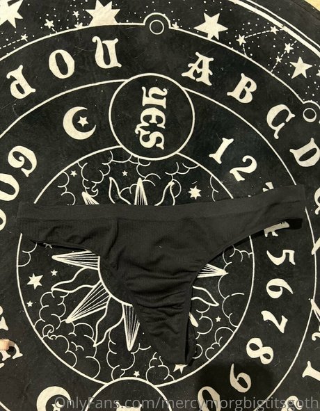 mercymorgbigtitsgoth modèle sexy photo