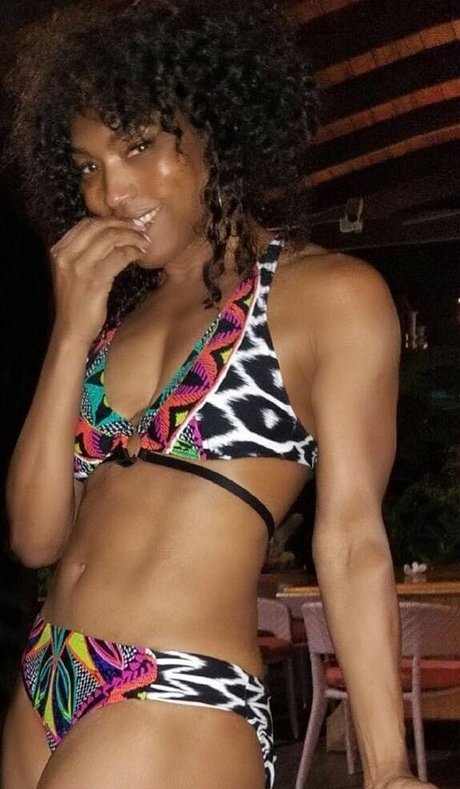 Angela Bassett modèle gratuit images