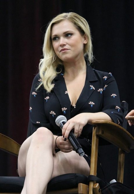 Eliza Taylor étoile érotique image