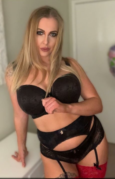 Lucy Tease étoile adulte images