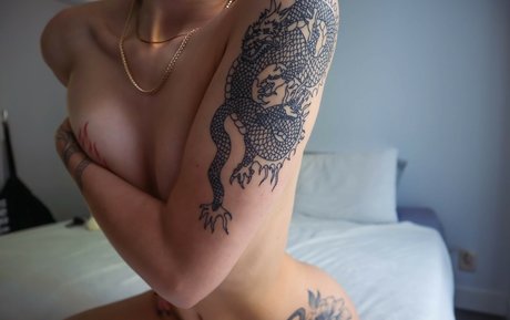 femmes célèbres onlyfans chaud en haute qualité image