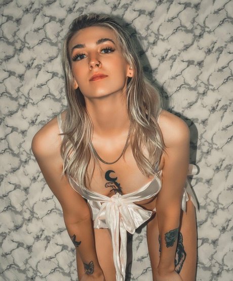 Kara Bella étoile exclusive archive