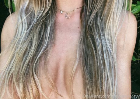 freyaannerayy modèle exclusif photo