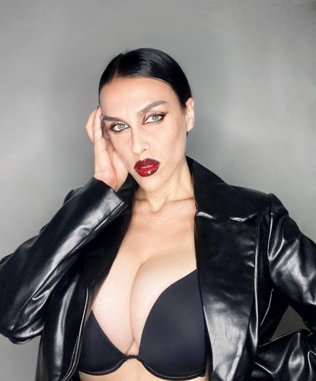 chaton courbé onlyfans chaud et sexy image