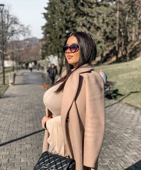 Emina Jahi belle star du porno photo