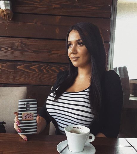 Emina Jahi modèle artistique galerie