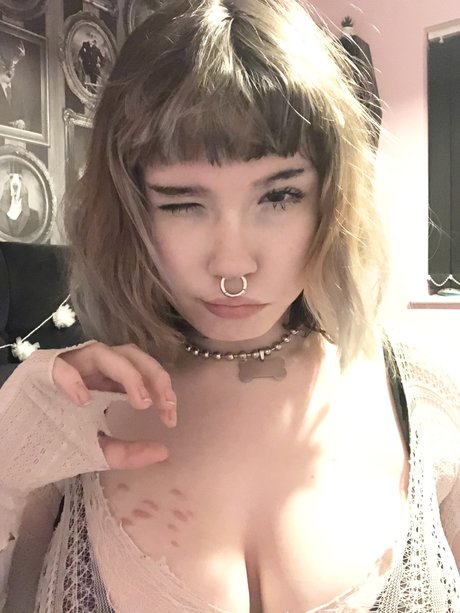 小さいチンポのシーメールOnlyFans 美しい裸 画像