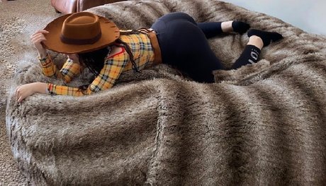 Nina Bugattii 完璧なスター アーカイブ