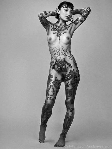 Underwearwolf 素敵な女優 写真