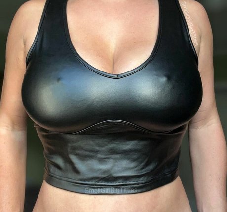 SmallGirlBigTitties スター ヌード 写真