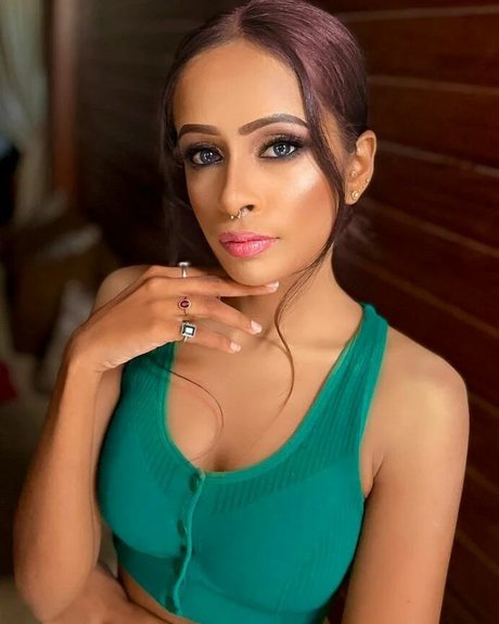 Poojani Perera 独占ポルノスター 画像
