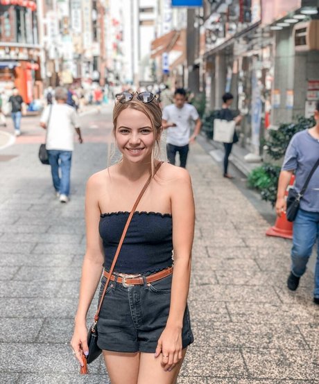 Bobbi Althoff モデル 写真