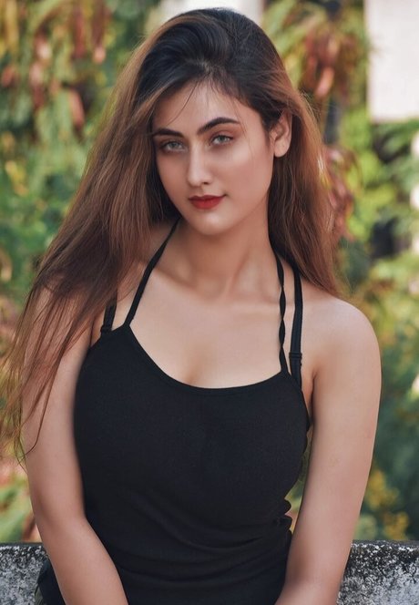 Nidhi Maheshwari 完璧なスター 写真