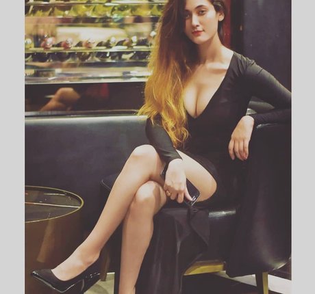 Nidhi Maheshwari かわいいポルノスター 写真