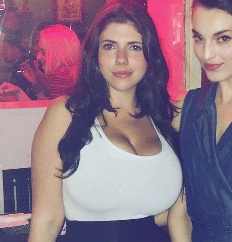Emily H Barry セクシーなスター 写真