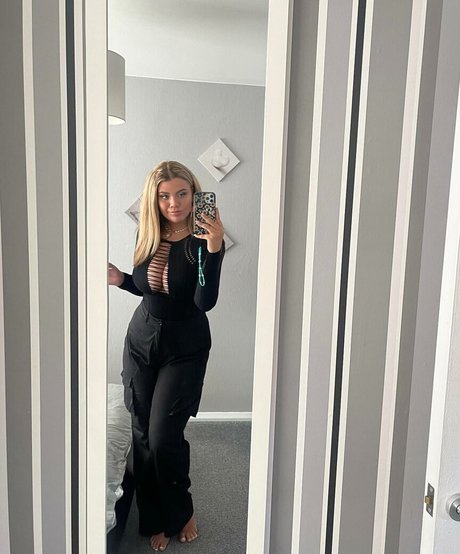 Molly Georgia Leach かわいいモデル 写真