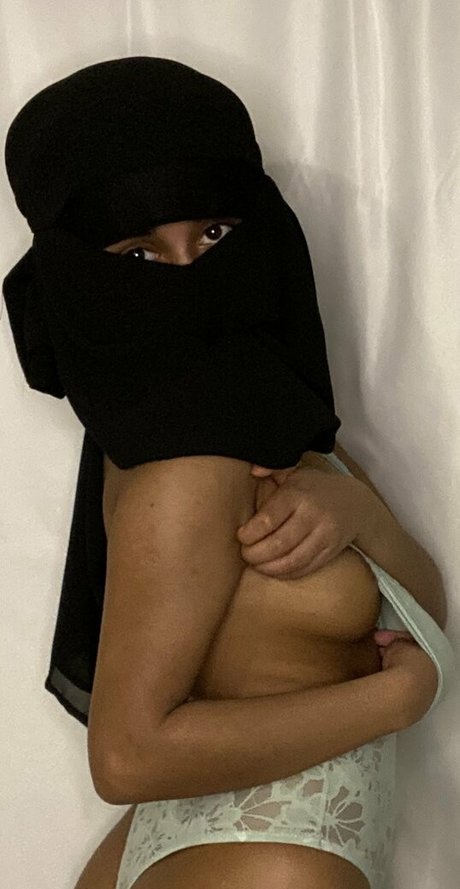 barelylegalhabibi エロティックモデル 写真