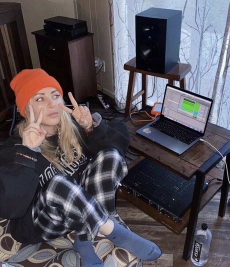 Alison Wonderland ポルノ女優 アーカイブ
