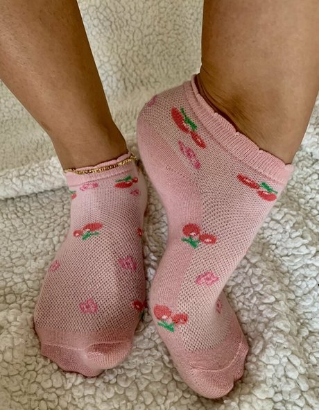kim kisses foot goddess 美しいスター 写真