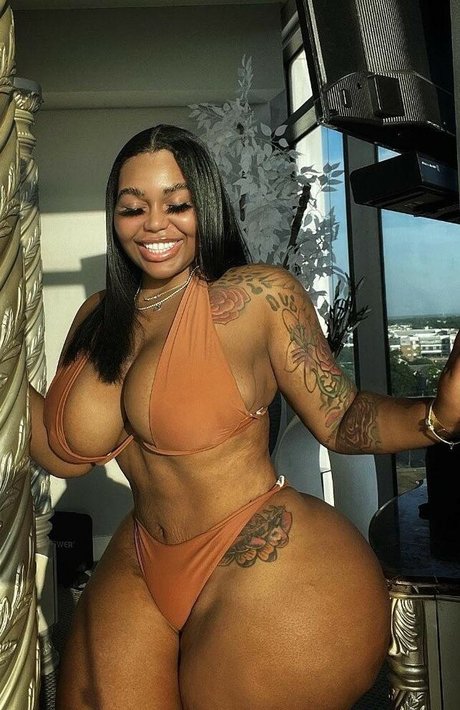 Mya Curvz エロティックなスター 写真
