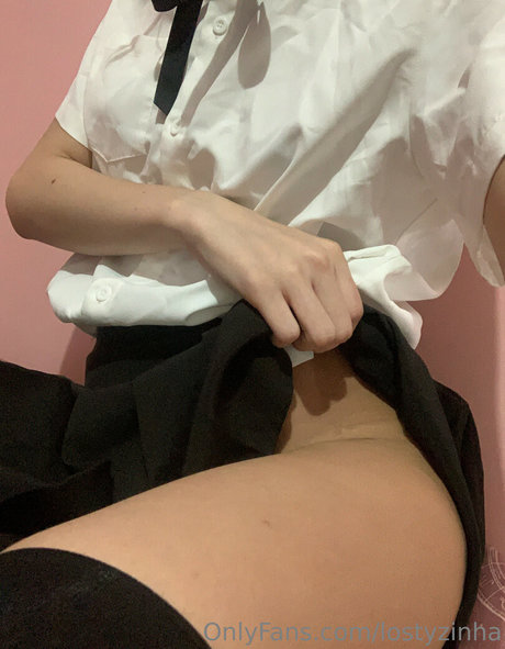 Lostyzinha エロティックなモデル 写真