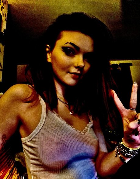 Louise Julie 裸の女優 写真