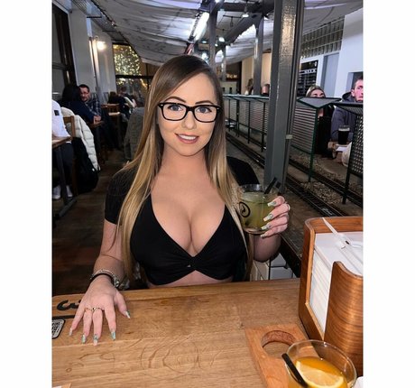 Sophie Defoe ポルノスター 素敵 写真