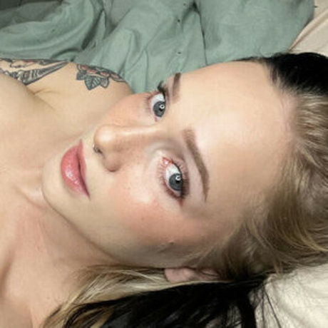 Emma Weaver 女優 写真