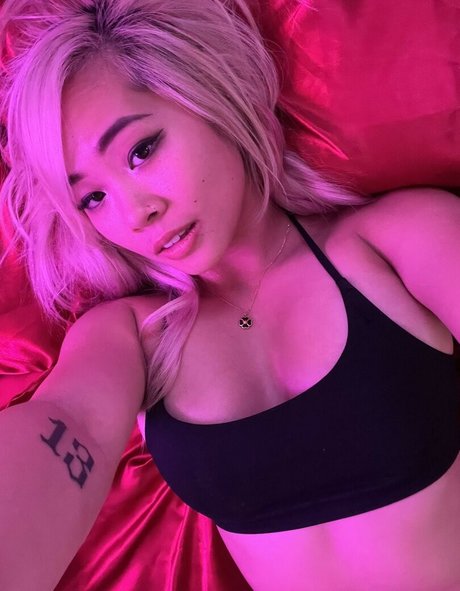 Liquid Pyro アダルトモデル 写真