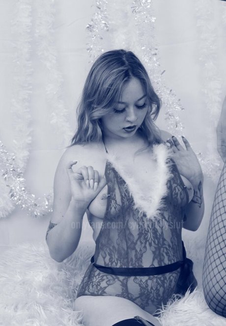 cyberbullyslut かわいいポルノスター 写真