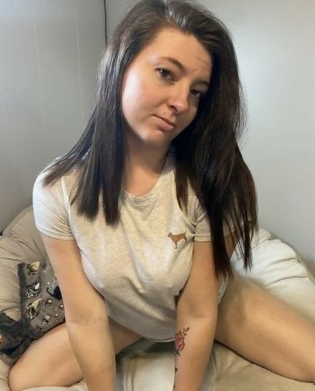 プールでの3P オンリーファンズ 無料セクシー 写真