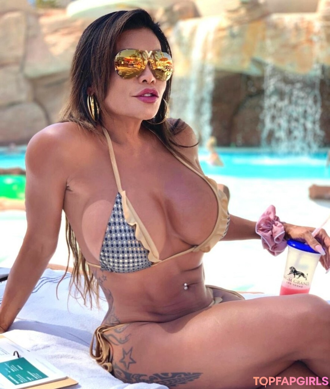 Connie Elizabeth エロティックモデル 写真