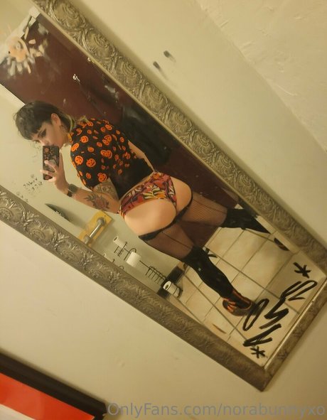 norabunnyxo エロティックなモデル 写真