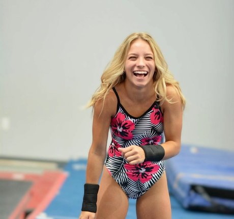 Isabella DuCharme ヌードモデル 画像