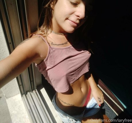 laryfree 美しいモデル 写真