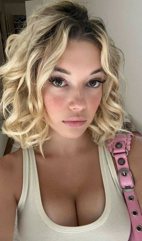 Sarah Snyder 裸のモデル 写真