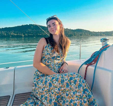 ティックトックスター オンリーファンズ 美しい裸 画像