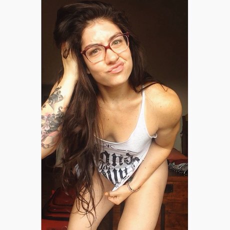 Natasha Aughey セクシーモデル 写真