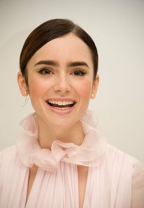 Lily Collins ポルノスター アダルト 写真