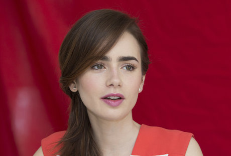 Lily Collins ポルノモデル 画像